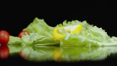 Zutaten-Des-Vegetarischen-Salats-Fallen-In-Zeitlupe-Herunter.-Frühlingszwiebeln,-Petersilie-Und-Dill.-Frische-Saftige-Kräuter-Zum-Kochen.
